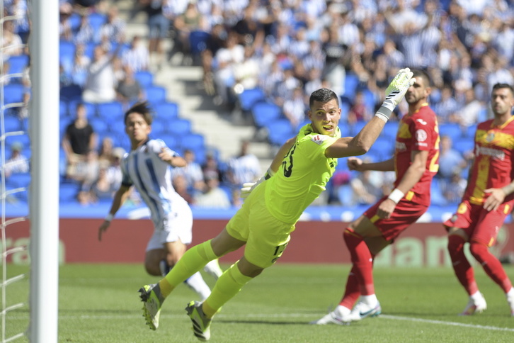 Kubo y David Soria miran cómo entra en la portería de Getafe el disparo del japonés.