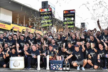 El equipo Red Bull celebra su sexto título mundial de constructores.
