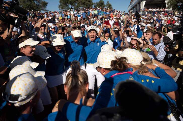 Carlota Ciganda, en el centro, celebra con Europa la Solheim Cup.