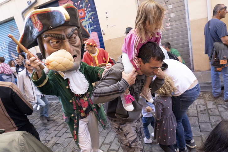Caraviangre da su merecido a un aita por acercarse demasiado.
