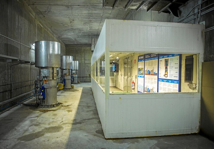 Mutrikuko olatu planta sarea elektrizitatez hornitzen duen instalazio bakarra da oraingoz. Baina ez da hori bere helburu nagusia; bere helburu nagusia ikerketa eta tamaina errealeko probak ahalbidetzea da. Irudia 2016koa da.