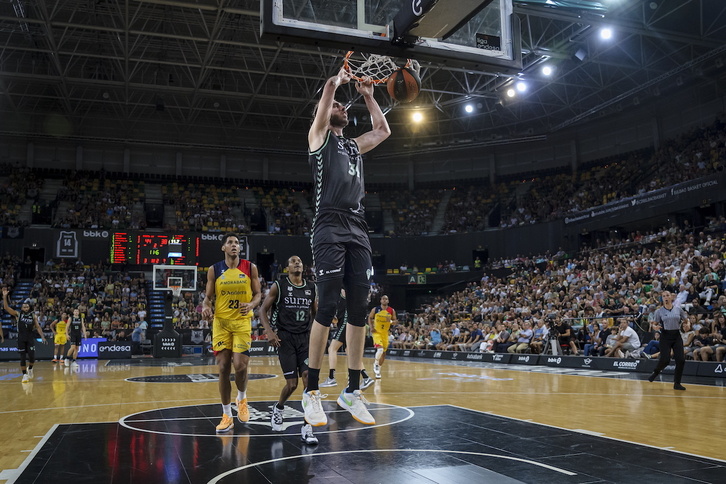 Tsalmpuris macha la canasta simbolizando el claro dominio de Bilbao Basket sobre el Andorra.