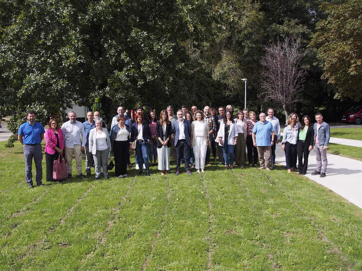 Zeanuriko ekitaldia, bat egin duten enpresa berrietako ordezkariekin.