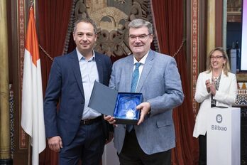 La Sociedad Deportiva Patronato ha sido recibida y homenajeada por el Ayuntamiento de Bilbo con el alcalde Juan Mari Aburto al frente.
