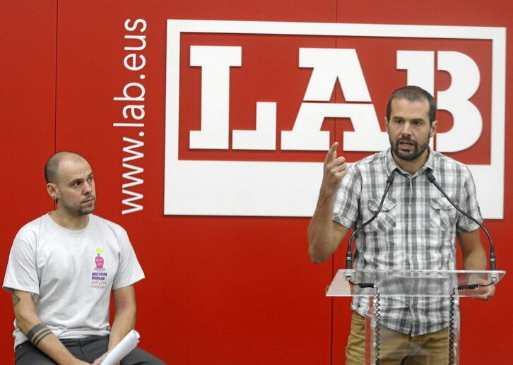 Endika Pérez e Igor Arroyo, en la comparecencia ofrecida ayer por LAB.