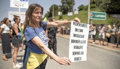 Una movilización ciudadana denunció, el 6 de julio en Behobia, los controles en la muga y demandó una política de acogida que vele por los derechos de las personas migrantes en Euskal Herria.