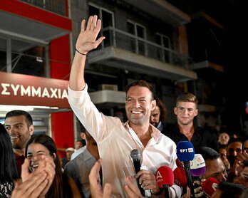 Stefanos Kasselakis, saluda a sus seguidores tras ganar las primarias de Syriza.