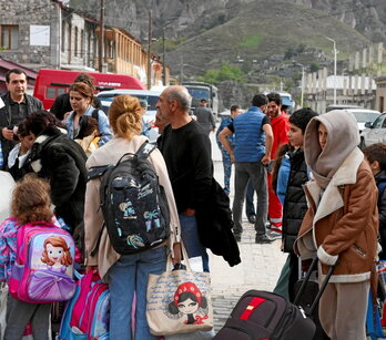 Desplazados de Nagorno Karabaj llegan a la localidad armenia de Goris.