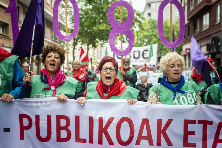 Mujeres pensionistas vascas, que han denunciado con datos la realidad de la brecha, en una movilización en Bilbo.