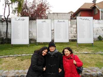 Cecilia Bottai junto a su marido, Patricio Bustos –fallecido en 2018–, y su hija a la entrada del sitio de memoria Villa Grimaldi.