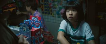El filme se centra en dos niñas de origen chino que viven en ambientes familiares distintos.