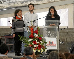 Cecilia Bottai junto a sus hijos en Villa Grimaldi en el homenaje a su marido.