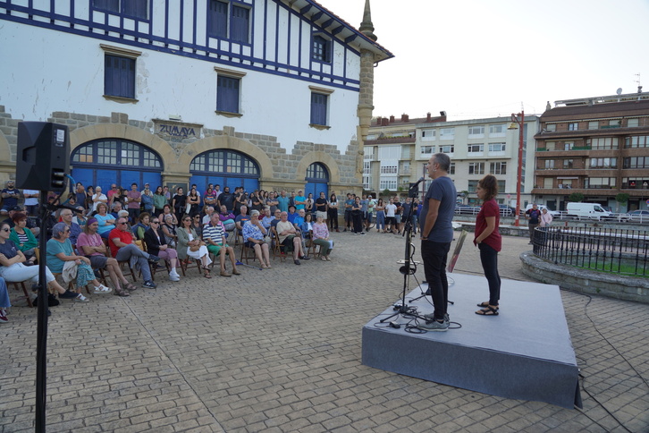 Jon Maia eta Maddi Gallastegi bertsolari zumaiarrak, ‘Anuk’-en egia aldarrikatzeko egin den ekitaldian.