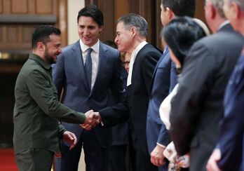 El presidente de la Cámara de los Comunes, Anthony Rota, saluda a Volodimir Zelensky junto al primer ministro, Justin Trudeau.