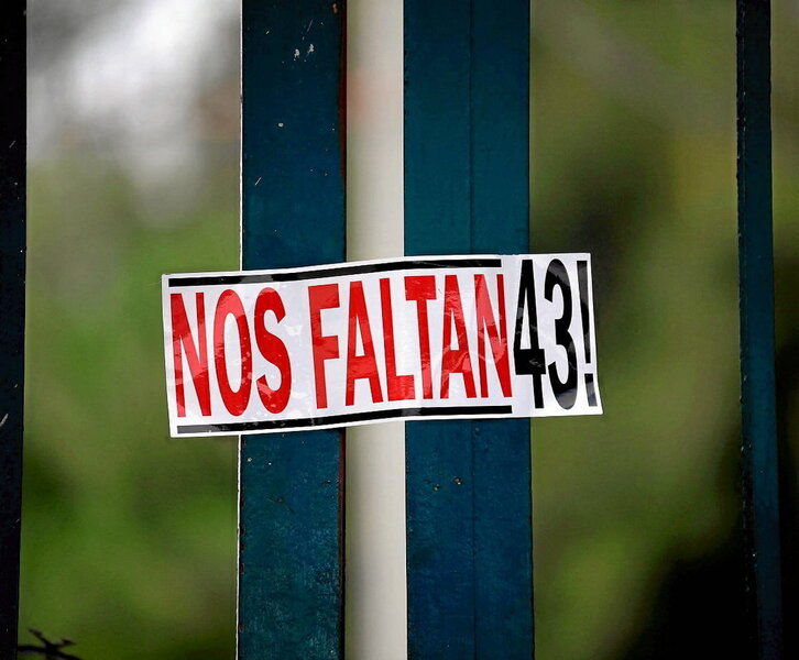 Un cartel recuerda la desaparición de los 43 estudiantes de la Escuela Normal de Ayotzinapa.