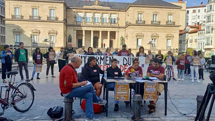 Rueda de prensa ofrecida este miércoles frente al Palacio Foral.