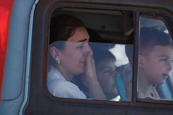 Una mujer llora mientras abandona Nagorno Karabaj en compañía de su familia a bordo de un camión.