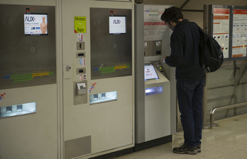 Un viajero de Metro Bilbao recarga su creditrans.