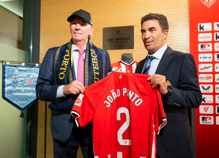 Joao Pinto posa junto a Iribar en la sala de prensa de San Mamés.