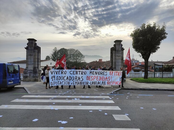 Concentración de trabajadores del centro ante la Casa de Juntas de Gernika.