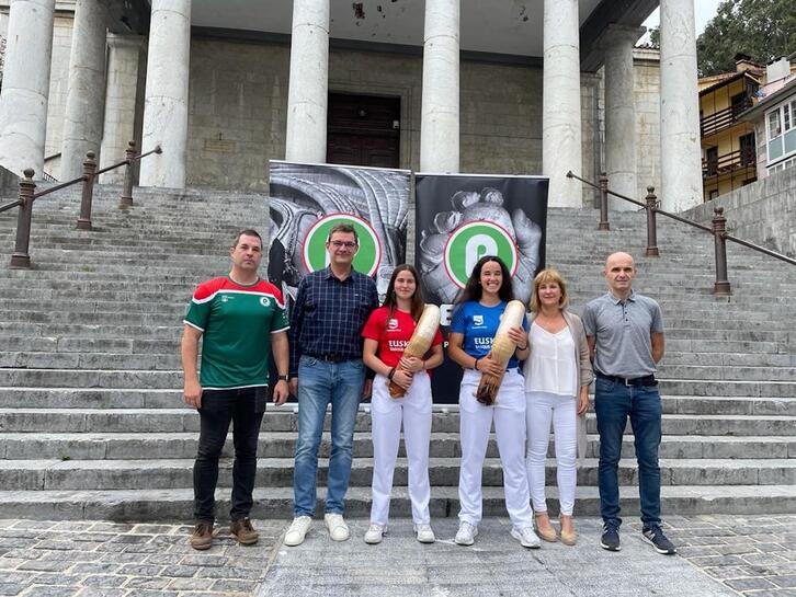 Ihart Arakistain eta Eneritz Lizardi iazko garaileak, antolatzaileekin batera.