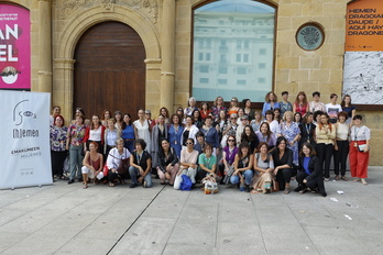 Foto de familia de mujeres trabajadoras del sector audiovisual presentes en Zinemaldia.