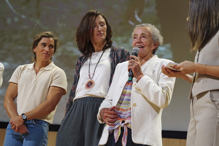 Ibone Belaustegigoitia mikrofonoarekin, alboan Maider Unda eta Maialen Chourraut dituela.