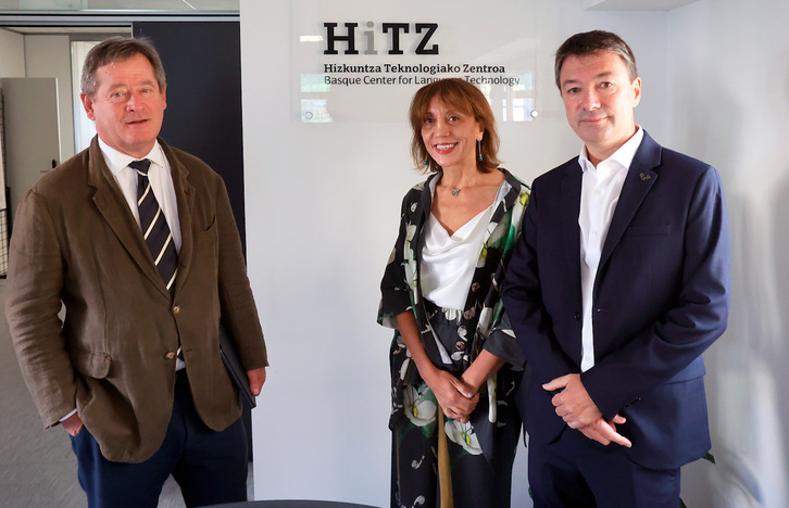 Irudian, Bingen Zupiria Lakuako Kultura eta Hizkuntza sailburua, Eva Ferreira EHUko errektorea eta Eneko Agirre HiTZ zentroko zuzendaria.