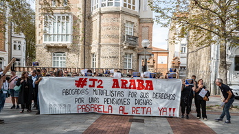 J2 Araba ha realizado una concentración frente al Colegio Oficial de Abogados.
