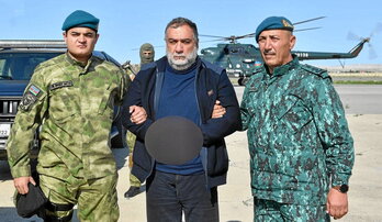 Soldados azerbaiyanos detienen al ex primer ministro de Artasj Ruben Vardanian.