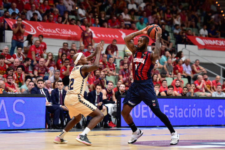 Codi Miller-McIntyre intenta superar a McFadden.