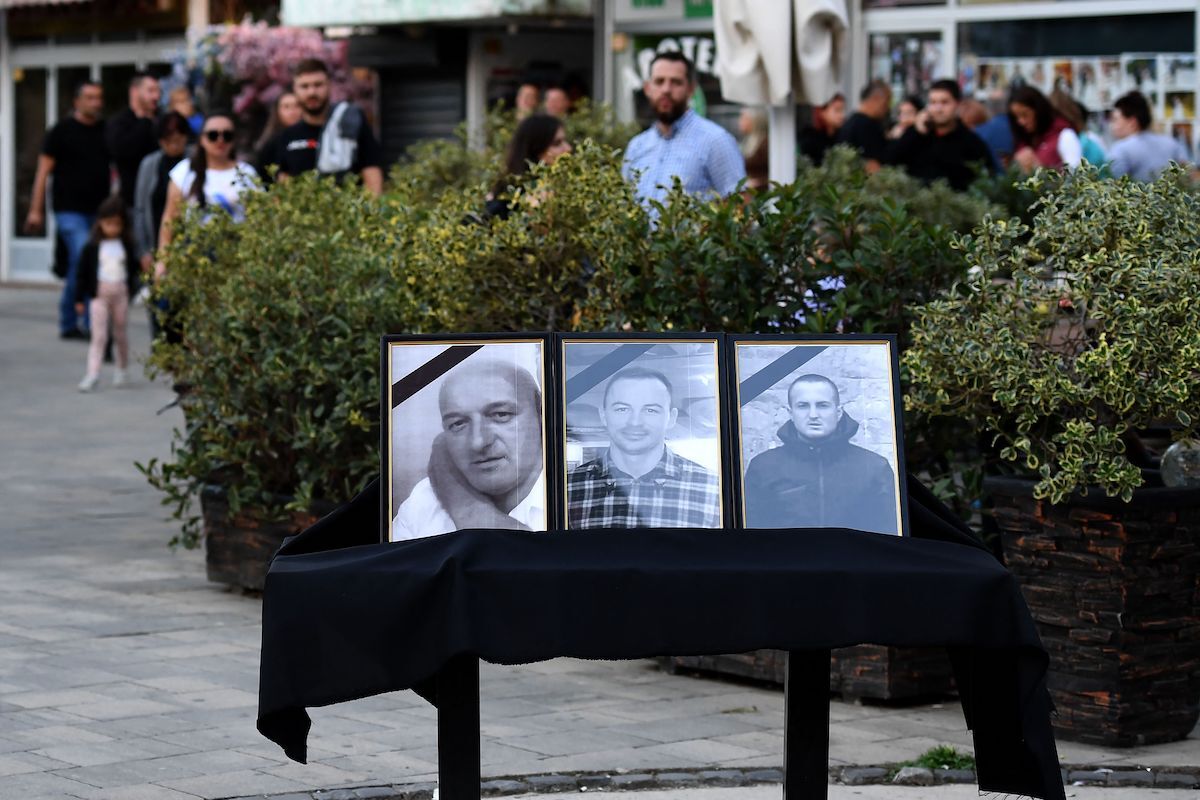 Imagen de los tres paramilitares serbios abatidos en los enfrentamientos del pasado domingo. (STRINGER/AFP)