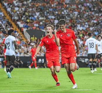 Beñat Turrientes y Carlos Fernández celebran el gol que dio la victoria a la Real.