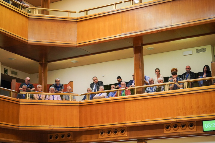 Víctimas del franquismo en el palco del Parlamento.