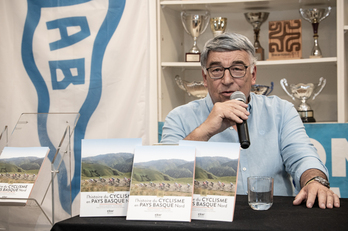 Francis Lafargue, presentando  ‘L'histoire du cyclisme en Pays Basque Nord’.