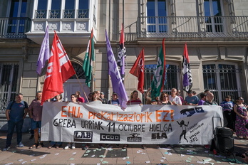 Concentración de representantes sindicales de la UPV-EHU ante el Parlamento de Gasteiz.