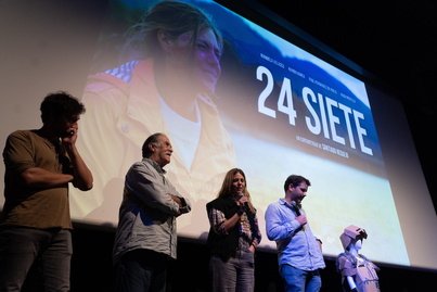 De izquierda a derecha, los actores Raúl Fernández, Ramón Barea y Manuela Velasco junto al director del cortometraje «24 Siete», Santiago Requejo, en la presentación de este trabajo el jueves en el Aquarium donostiarra.