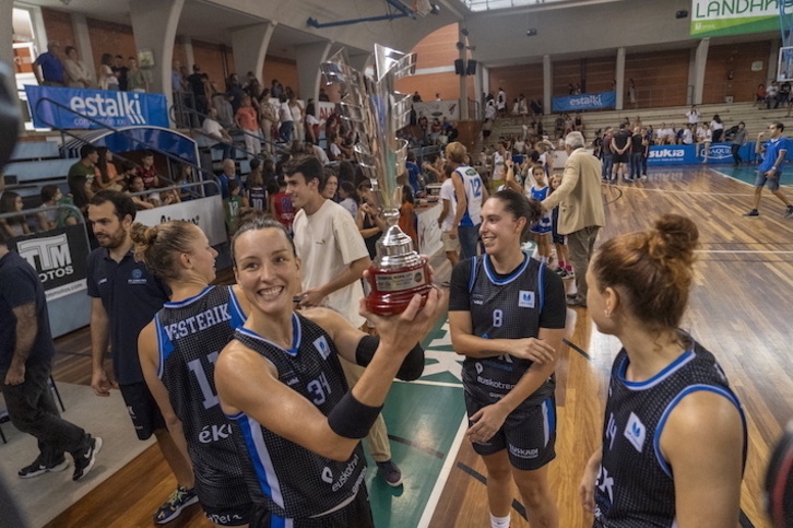 Gracia Alonso eta Lara Gonzalez bere ondoan, pozarren duela 11 egun Euskl Kopa irabazita.