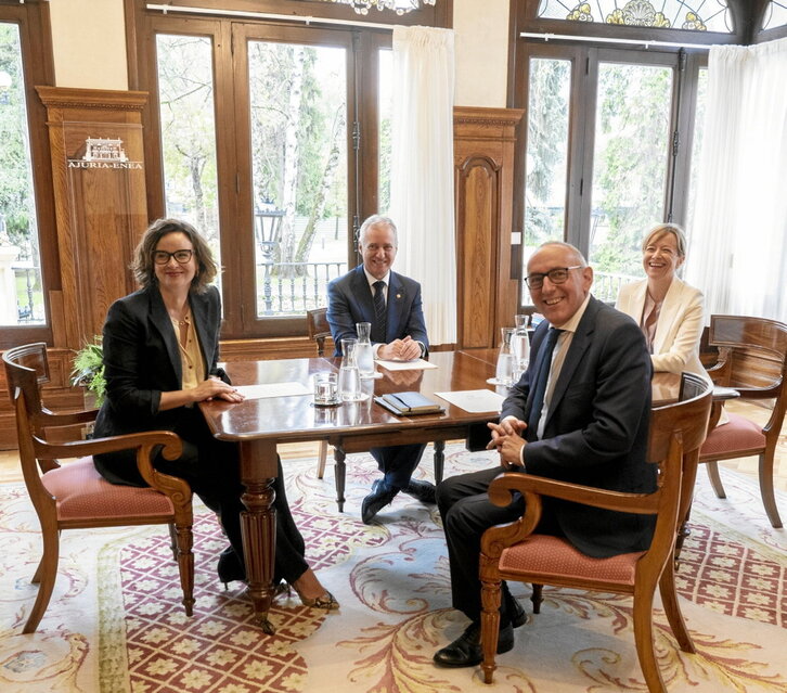 Reunión de Urkullu con los diputados generales Etxanobe, González y Mendoza.