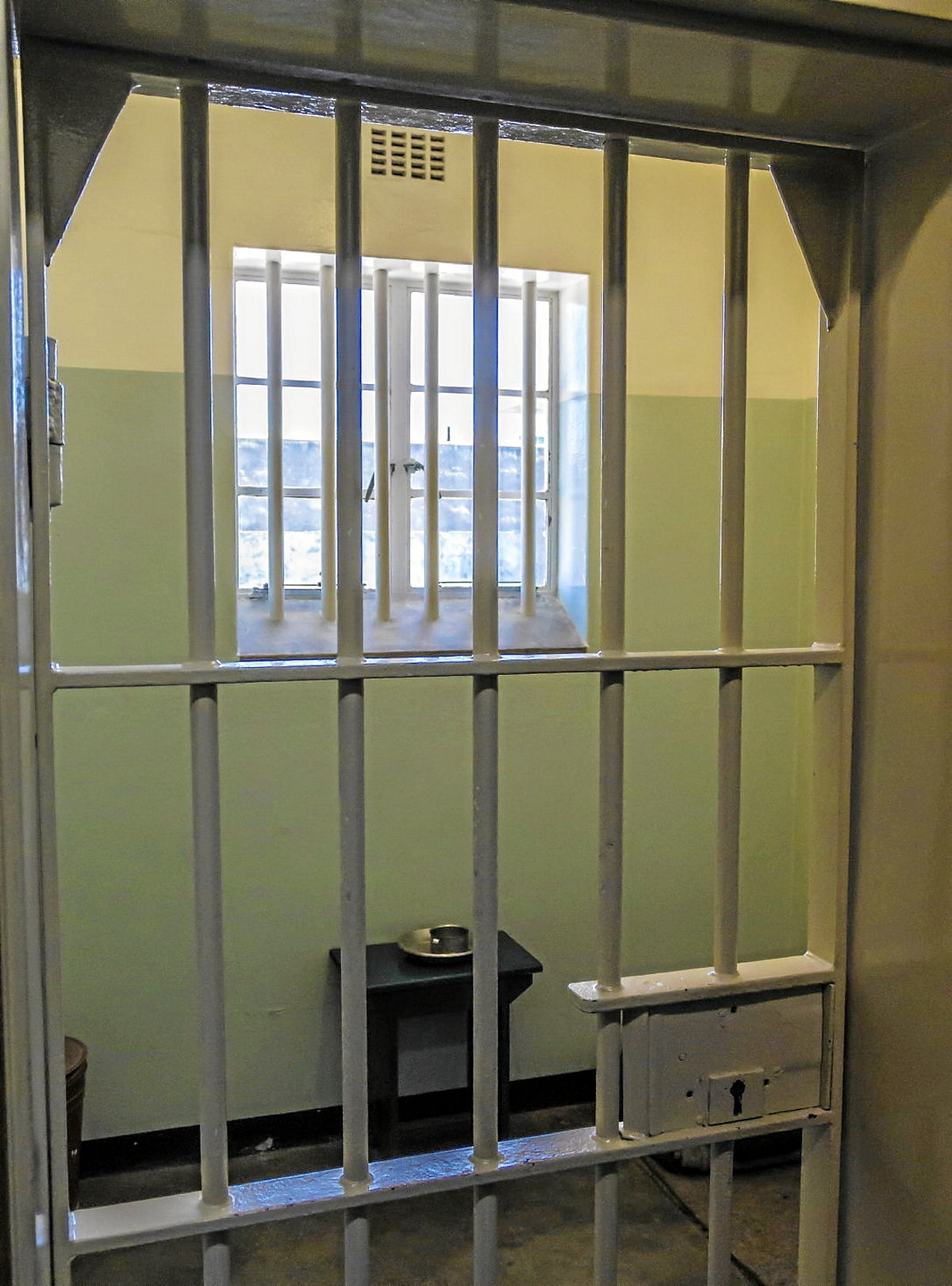 Mandelaren ziega, atetik begiratuta (GETTY)