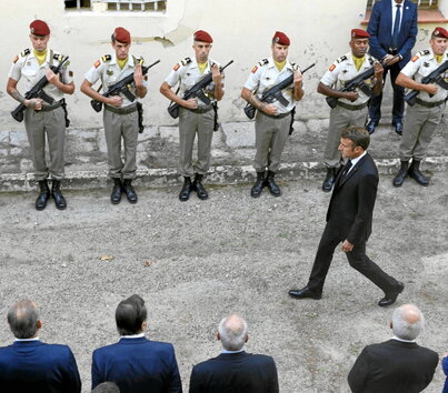 Macron pasa revista a las tropas francesas en Aiacciu.