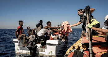 Voluntarios del Ocean Viking rescatan a un grupo de migrantes en el Mediterráneo.