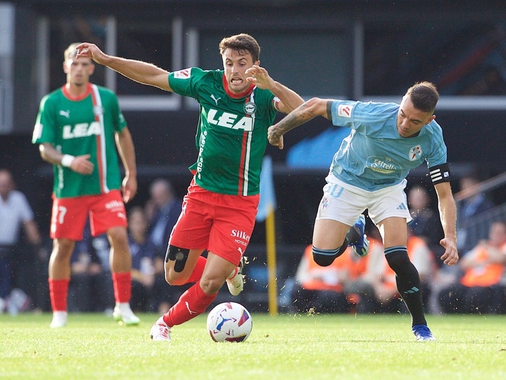 Guevara se lleva el balón ante un Iago Aspas muy lejos de su merjor versión.