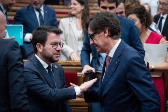 El presidente de la Generalitat, Pere Aragonès, y el líder del PSC, Salvador Illa (d), durante el debate de Política General en el Parlament de Catalunya,