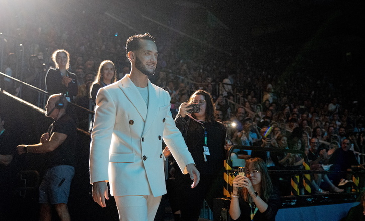 C.Tangana, Belodromoko oholtzara igotzen