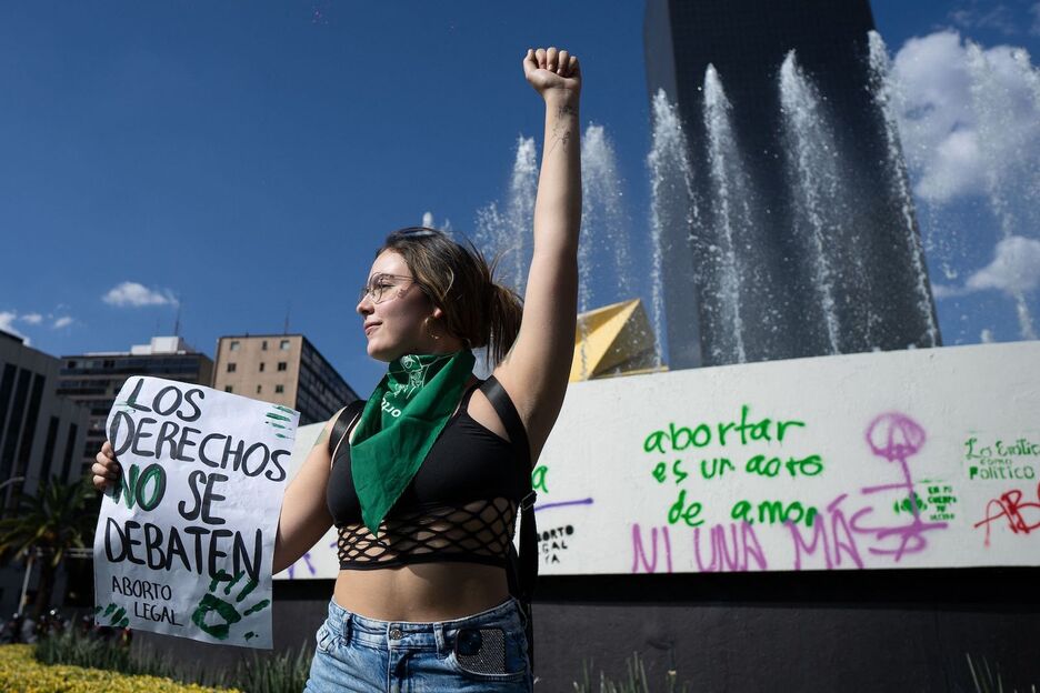 Una mujer reclama el derecho a abortar en la marcha de Ciudad de México.