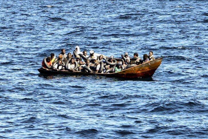 Migrantes hacinados en un pequeño bote entre Túnez e Italia, en agosto pasado.
