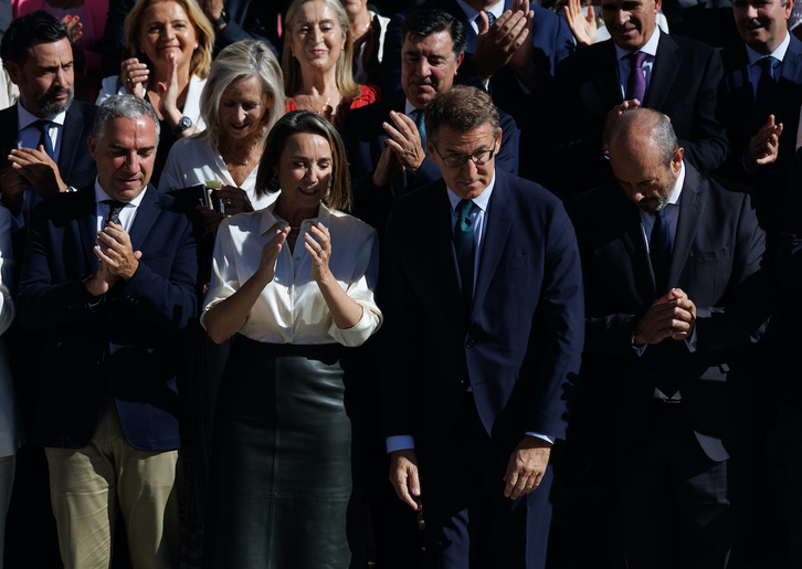 Feijóo se ha fotografiado con todo el PP a la entrada, pese a que el día no tenía nada de histórico para él.