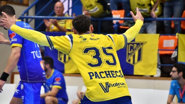 Pacheco celebra uno de los goles que anotó frente a Valladolid.