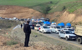 Largas colas de vehículos de personas que huyen de Nagorno Karabaj en dirección a Armenia.